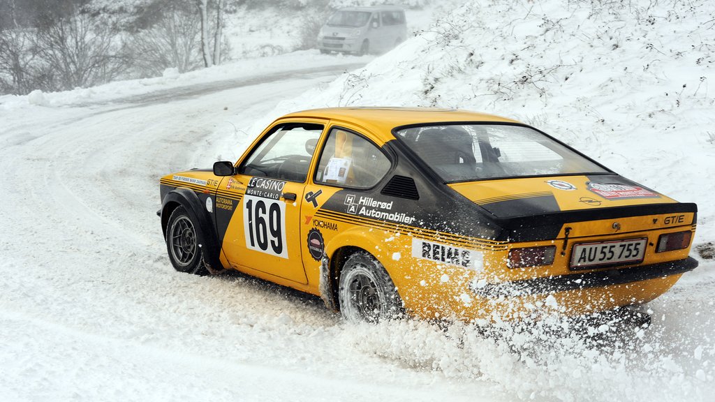 Per Vilslev og Erik Andersen kaster sne på specialstrækning - ZR3
(Foto: Viggo Johansen, rallypics.dk)